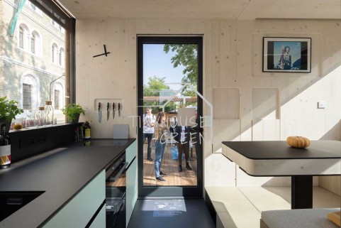 Seiteneingang Blick auf Küchenblock Panoramafenster und Wohnzimmer